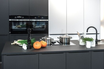 Matt lackierte Küchenfronten machen sich in weißer und dunkler Ausführung gut! Matt lackierte Küchenfronten machen sich in weißer und dunkler Ausführung gut!